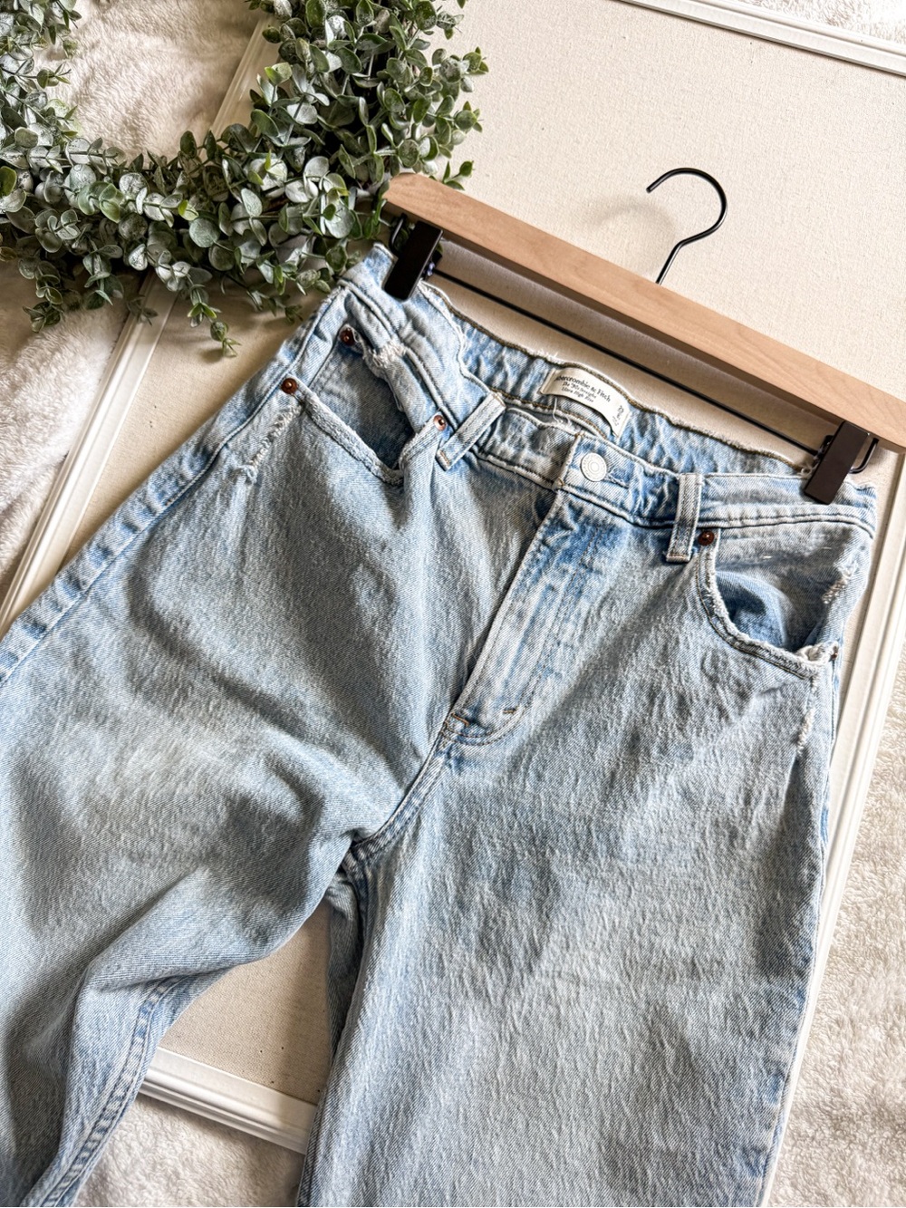 Abercrombie & Fitch 90s Straight Jeans Ultra High Rise Light Wash Denim Size 29